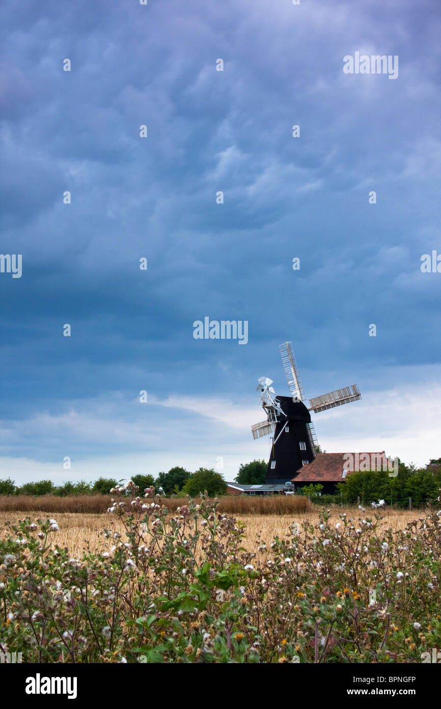 Il mulino a vento di Sarre sotto un cielo minaccioso Foto Stock