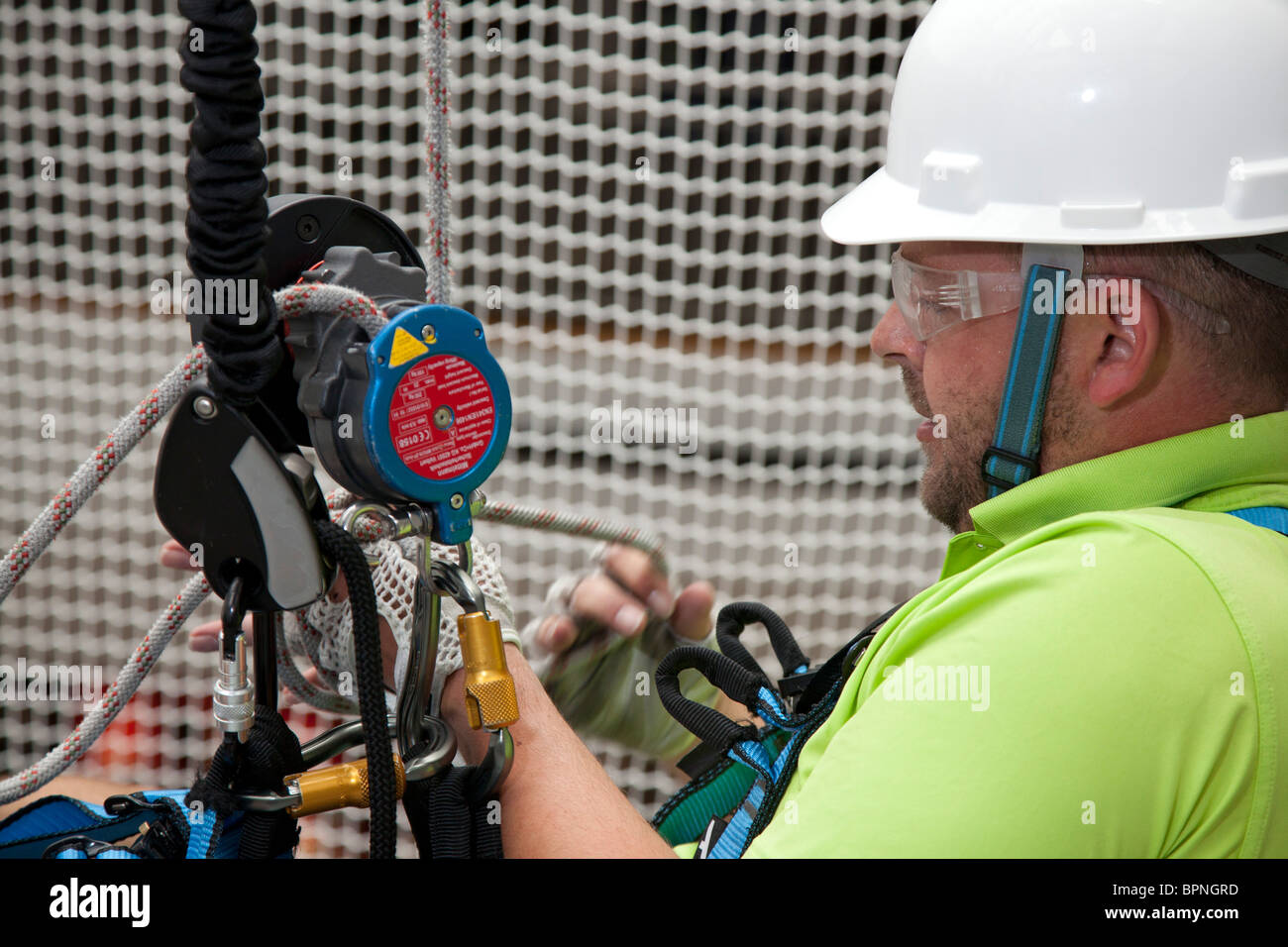 Turbina eolica i tecnici devono apprendere la sicurezza di arrampicata a Community College Foto Stock