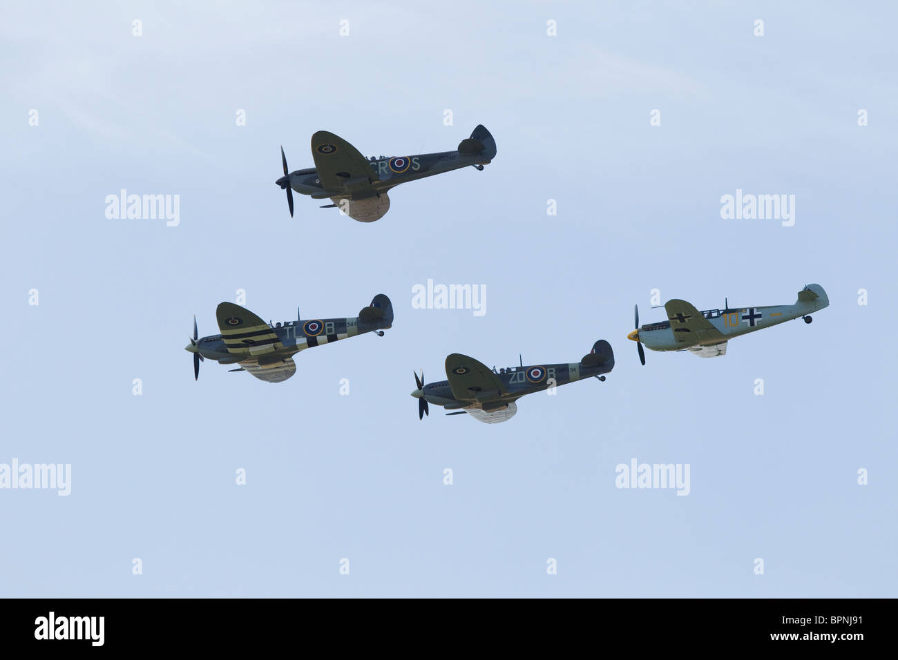 Tre Spitfires e un Messerschmitt battenti Foto Stock