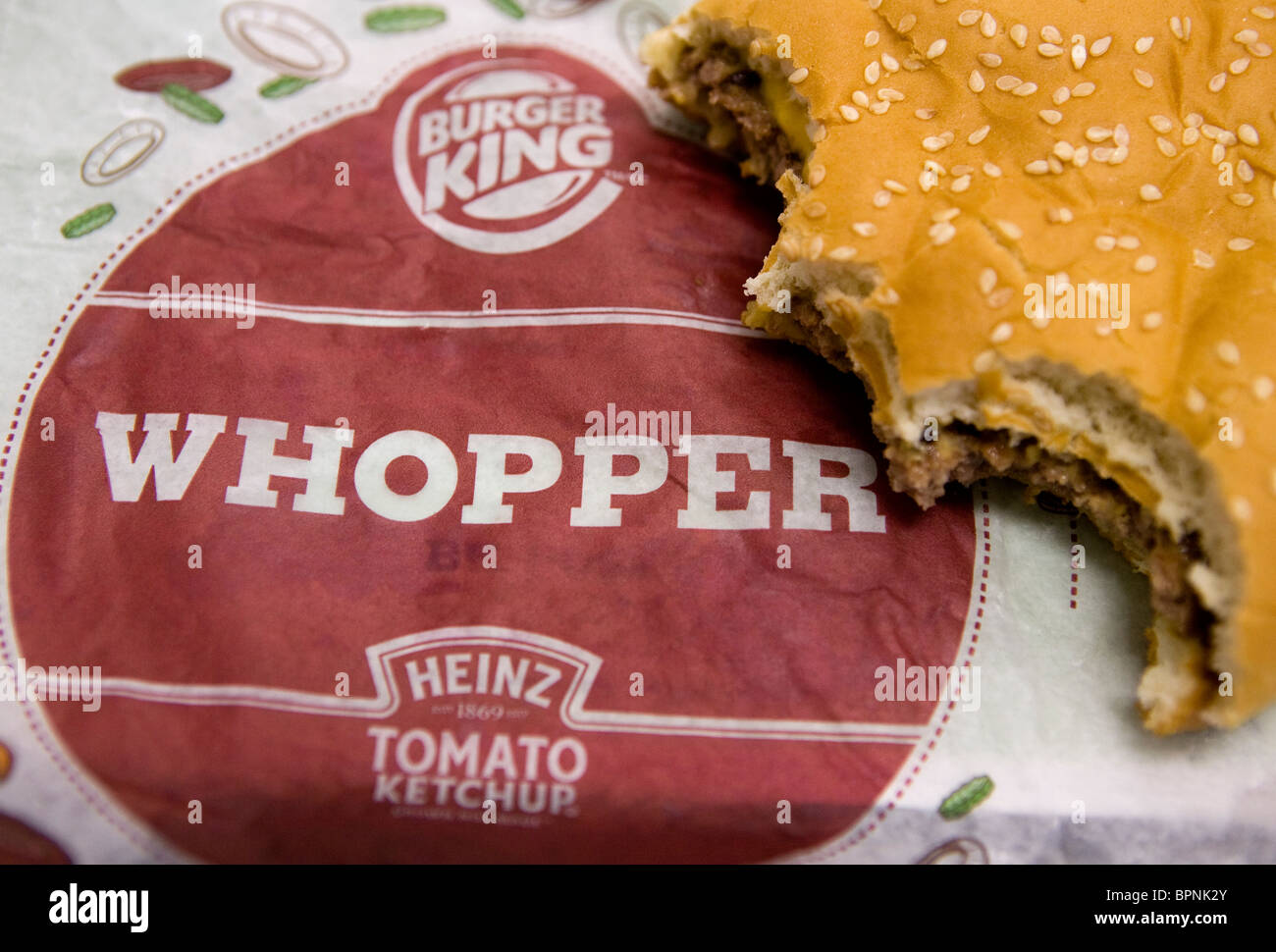 Un Burger King Whopper valore pasto con bevande e patatine fritte. Foto Stock