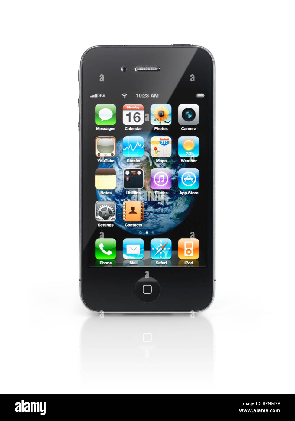 Apple iPhone 4 smartphone con le icone del desktop e globo terrestre sfondo  sul suo display isolati su sfondo bianco. HQ Foto stock - Alamy