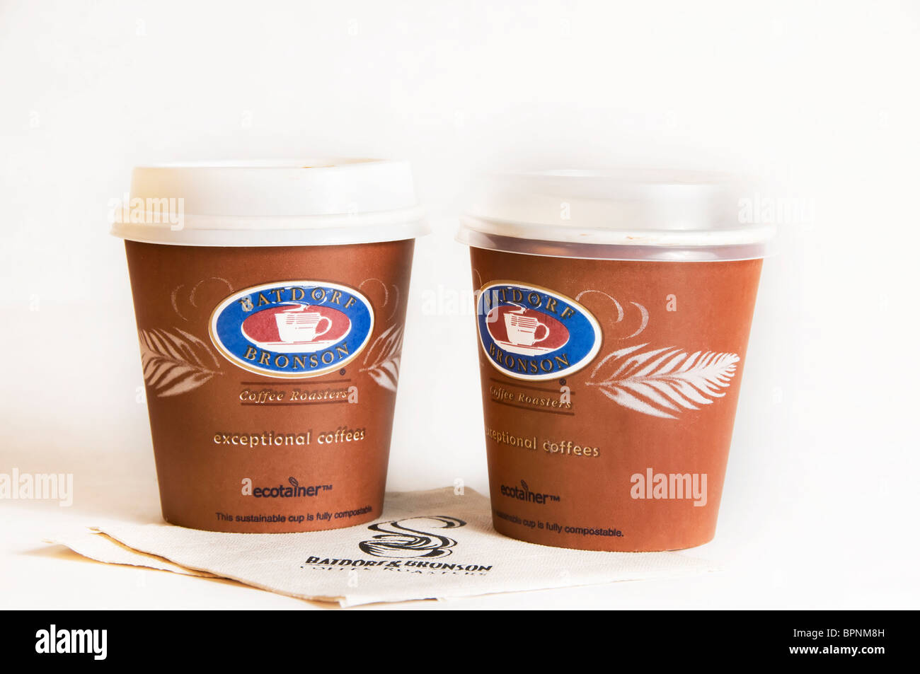 Appena tostato e infuso caldo e Batdorf Bronson caffè è servita per andare in compostabile eco-friendly tazze. Foto Stock