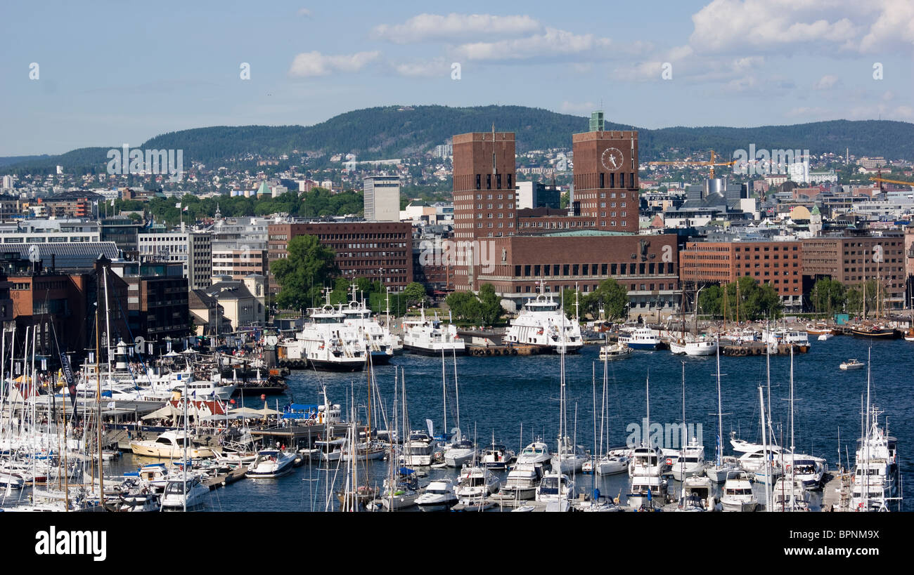 Porto di Oslo con il Municipio prominente. Foto Stock