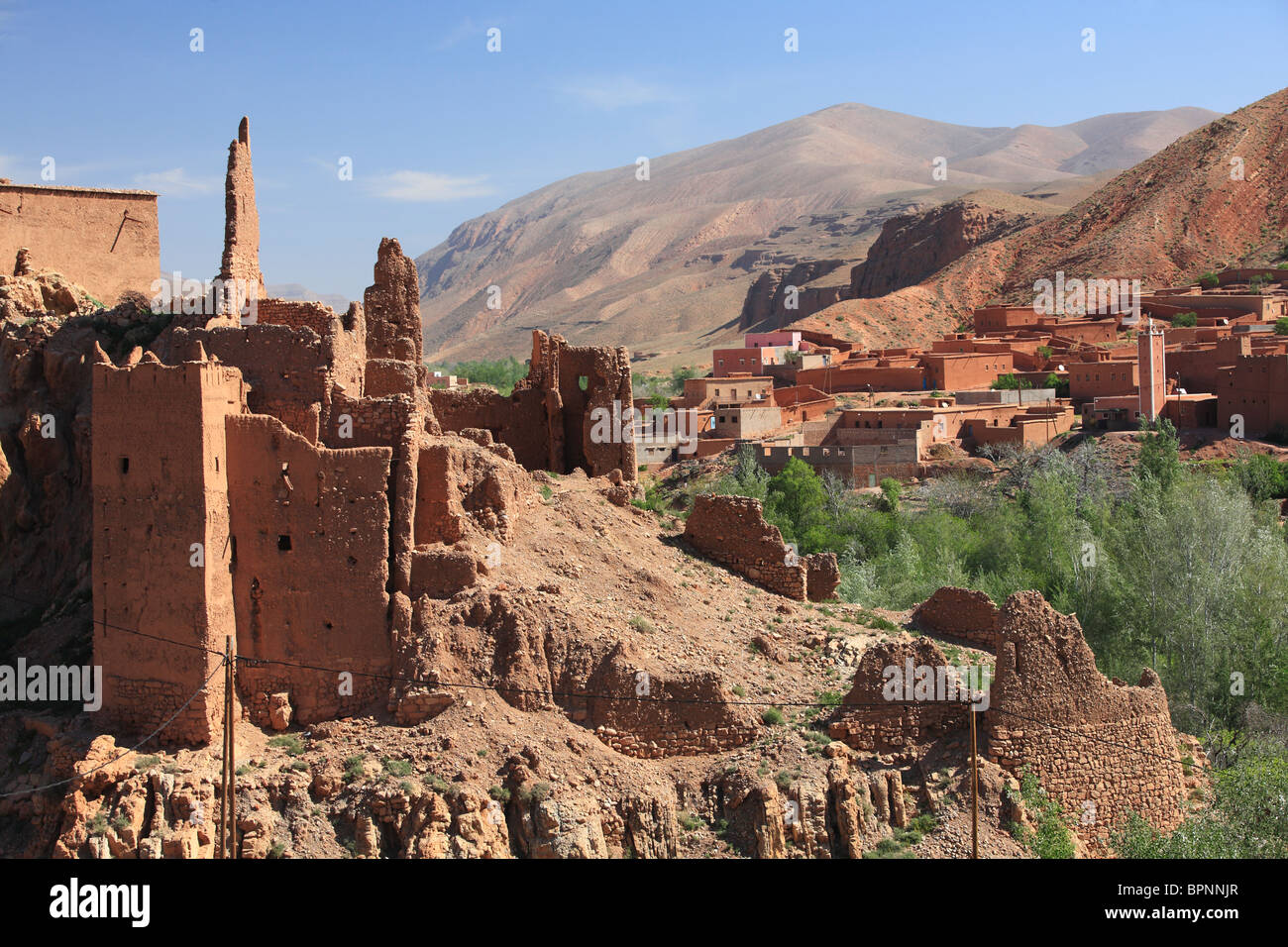 Un antica kasbah si fonde con la terra in Dades Gorge in altas montagna del Marocco Foto Stock