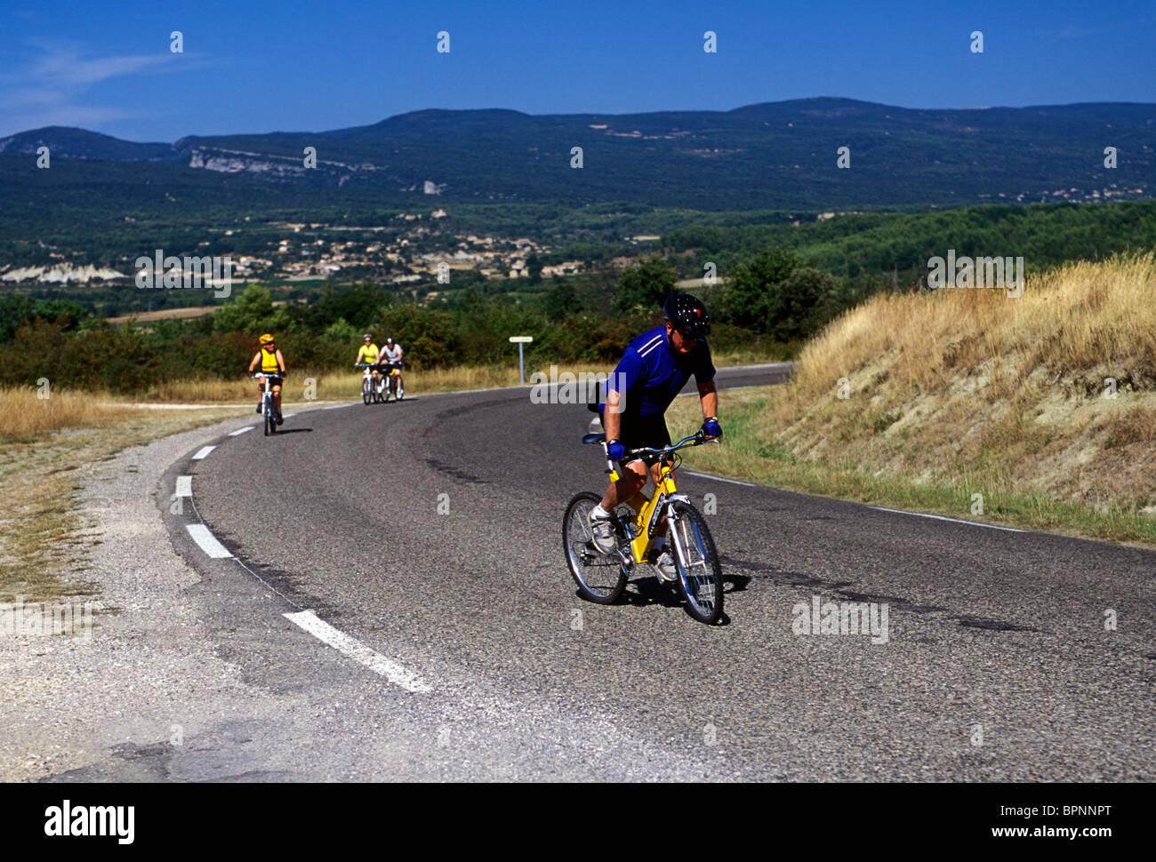 Maschio e femmina di ciclisti ciclista, ciclismo, tour in bicicletta, touring, percorso dal villaggio di Murs al villaggio di Roussillon, Provence, Francia Foto Stock