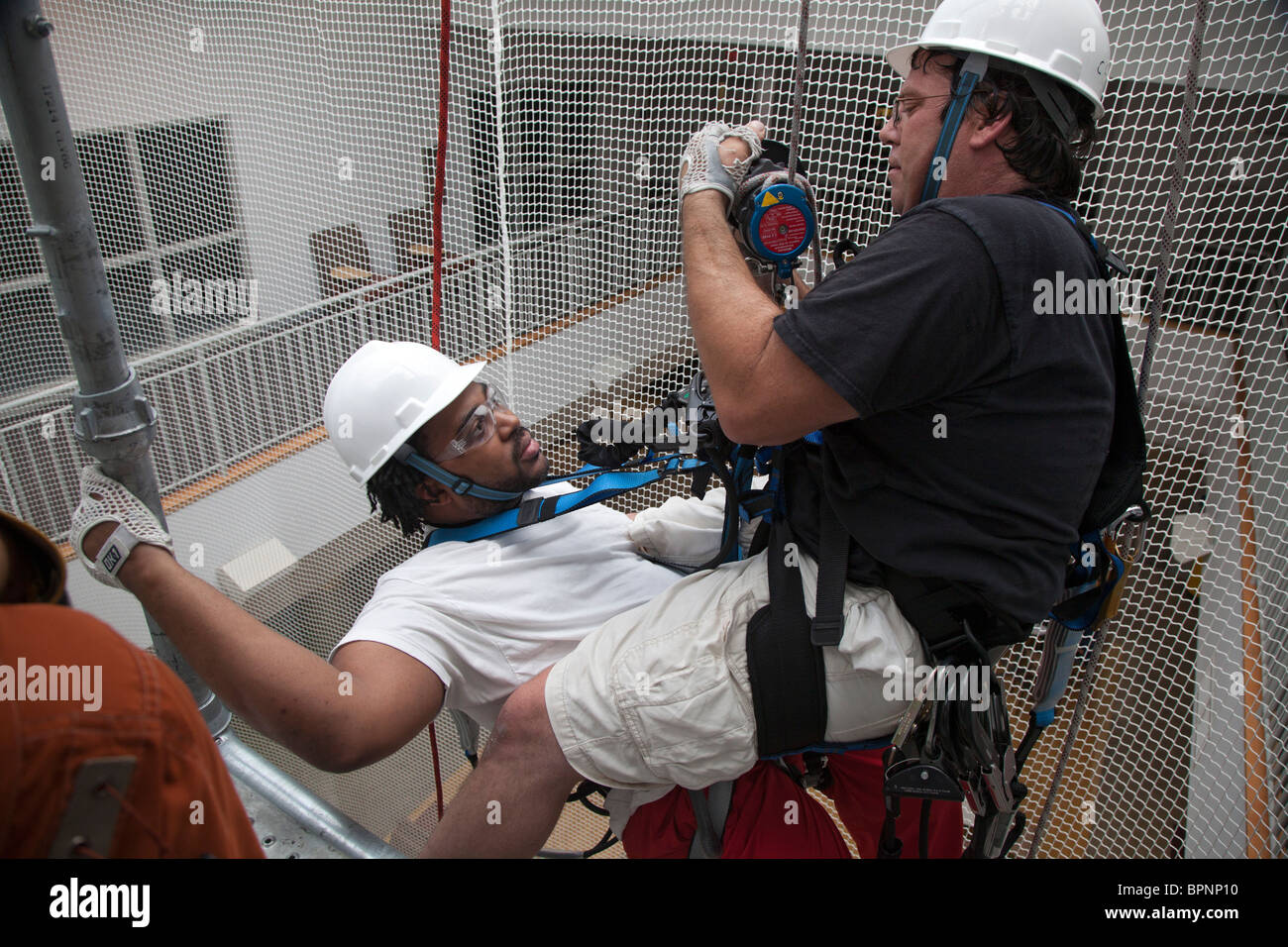 Turbina eolica i tecnici devono apprendere la sicurezza di arrampicata a Community College Foto Stock