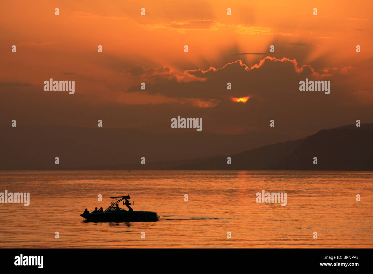 Raggi crepuscolari fare per un tramonto spettacolare sul lago di Ginevra in Svizzera Foto Stock