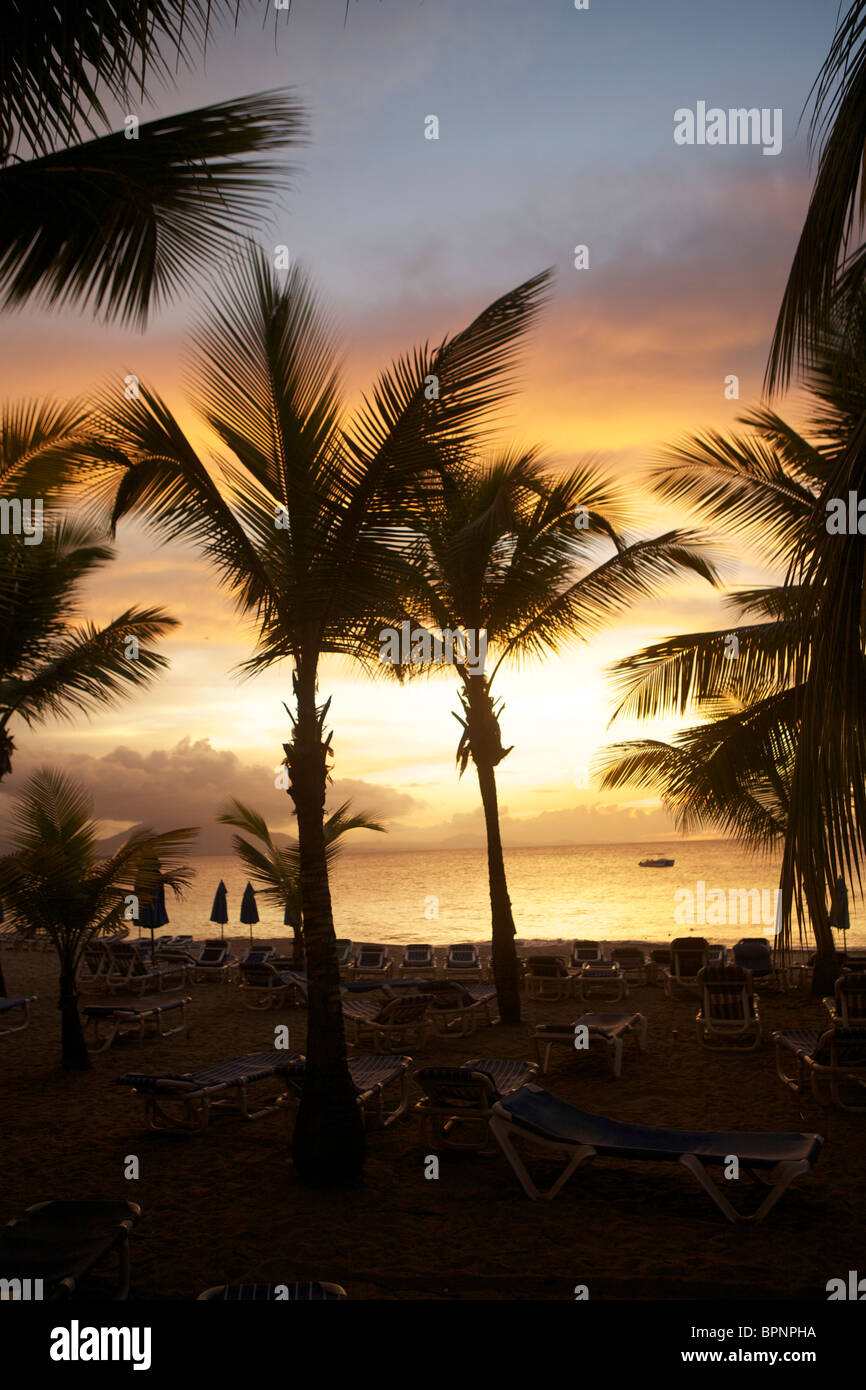 Il tramonto e le palme sulla spiaggia di Sosua, Repubblica Dominicana, nei Caraibi Foto Stock
