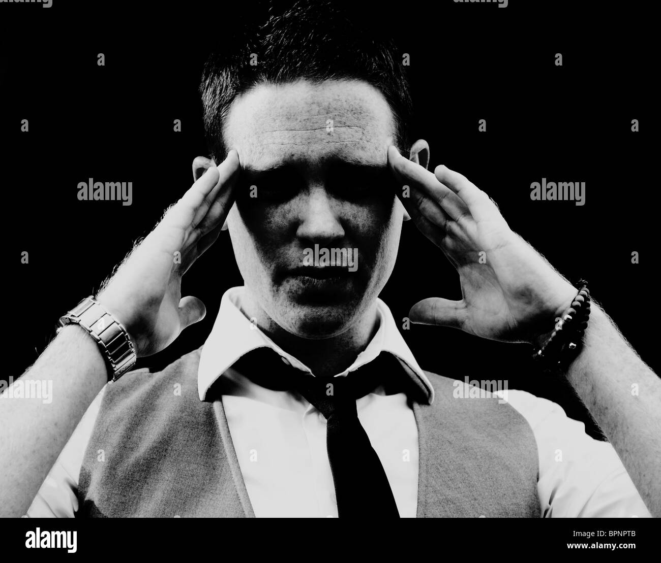 I giovani maschi bianco Mago con zenzero capelli di eseguire trucchi di carta al di fuori Foto Stock