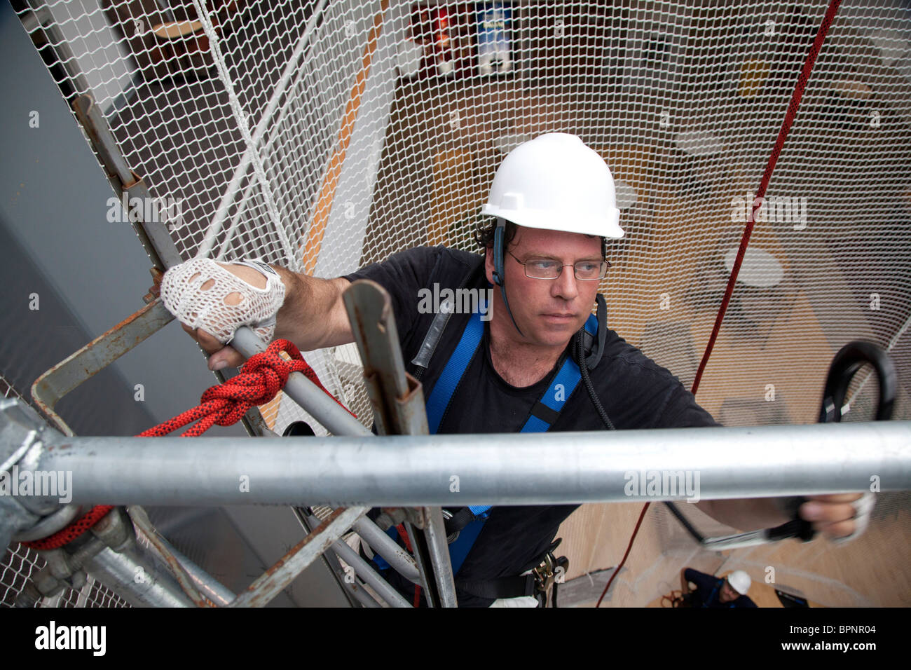 Turbina eolica i tecnici devono apprendere la sicurezza di arrampicata a Community College Foto Stock