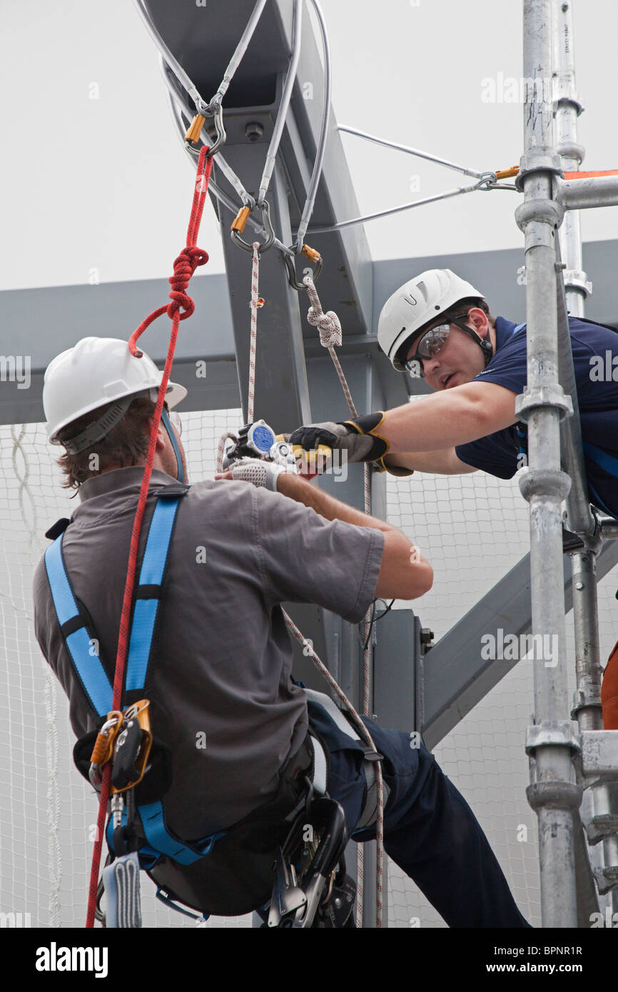 Turbina eolica i tecnici devono apprendere la sicurezza di arrampicata a Community College Foto Stock