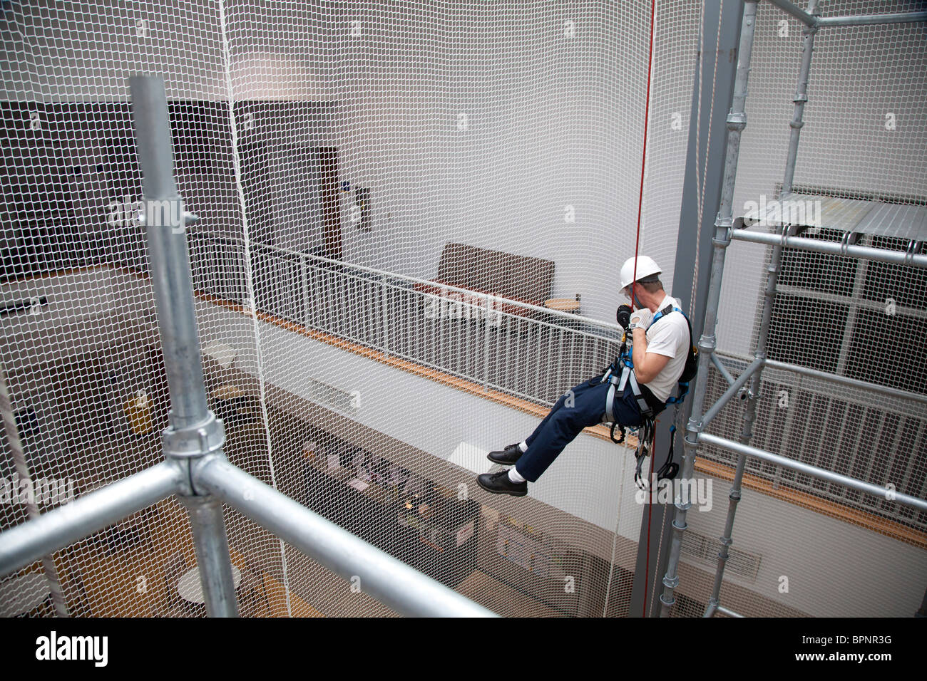 Turbina eolica i tecnici devono apprendere la sicurezza di arrampicata a Community College Foto Stock