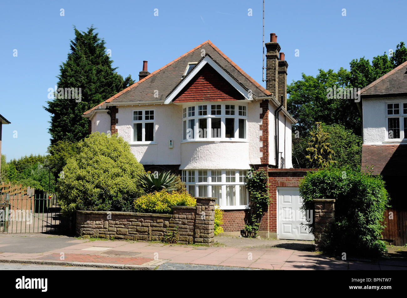 1930 Casa unifamiliare con garage Londra Inghilterra REGNO UNITO Foto Stock