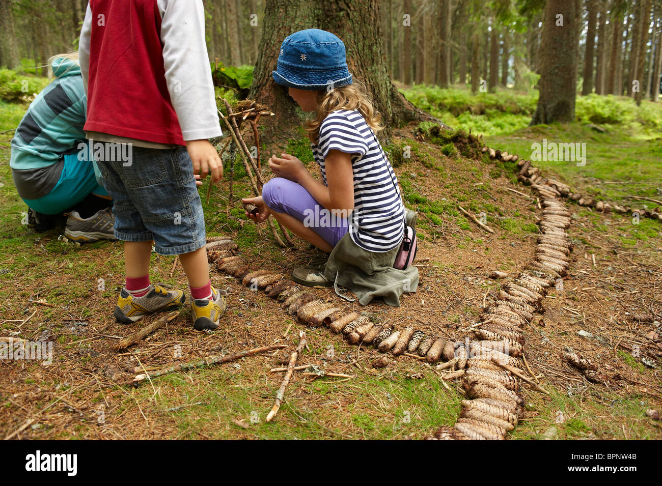 Casa in legno per la nana in foresta - costruire dai bambini Foto Stock