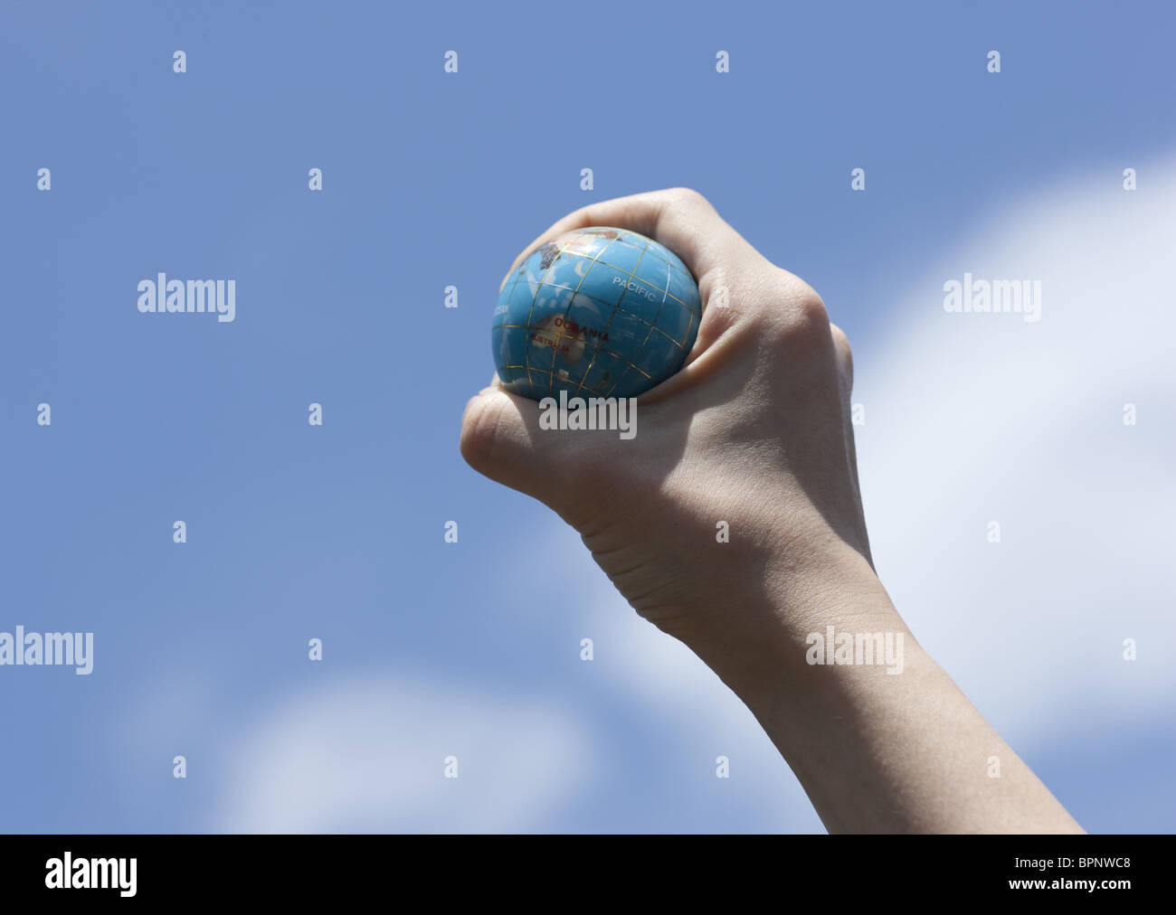 Primo piano della mano che tiene globe Foto Stock