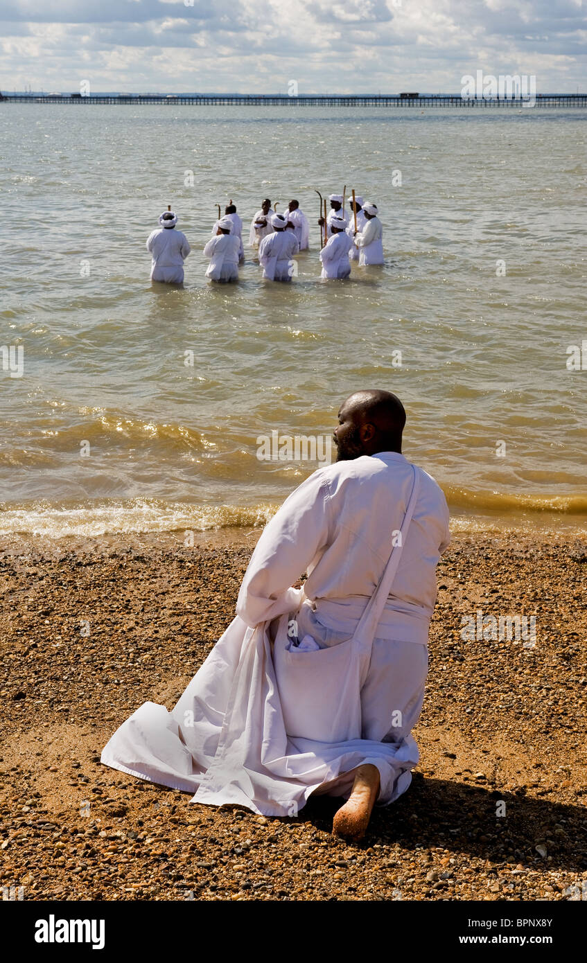 I membri della Congregazione degli Apostoli di Muchinjikwa Chiesa che si prepara per un battesimo nel Tamigi Foto Stock