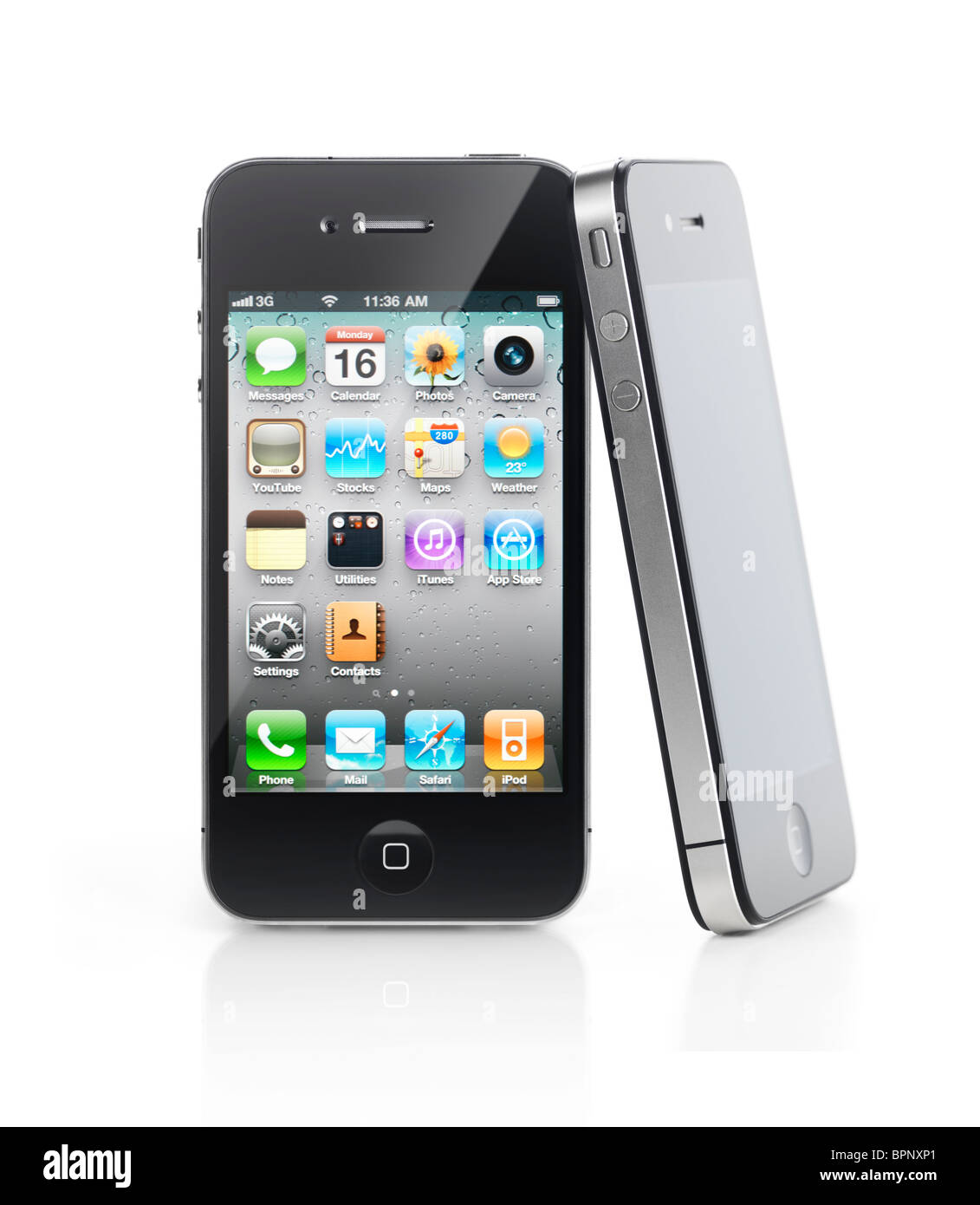 Due Apple iPhone 4 smartphone uno appoggiata contro un altro isolato su sfondo bianco. Foto di qualità elevata. Foto Stock