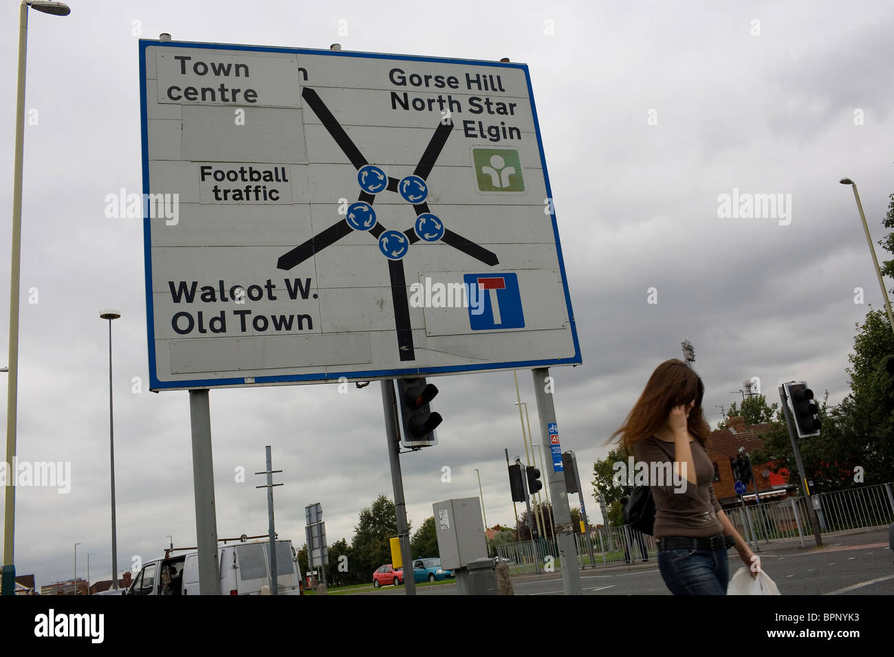 Un segno che mostra Swindon il famoso Magic rotonda sistema stradale. Foto Stock
