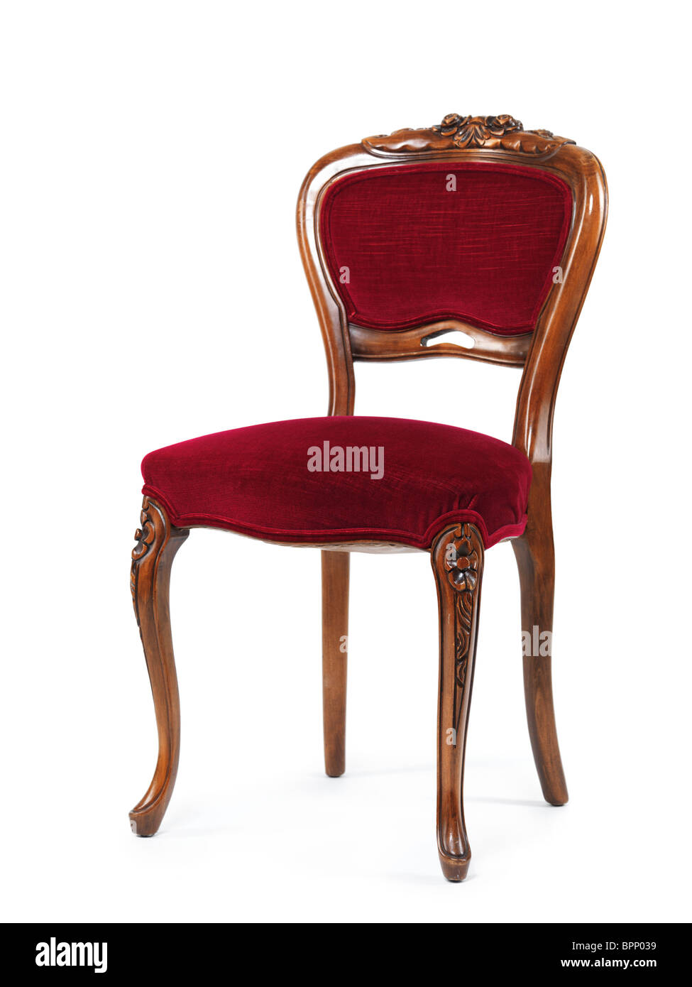 Antiquariato sedia in legno con tappezzeria rosso isolato su sfondo bianco Foto Stock