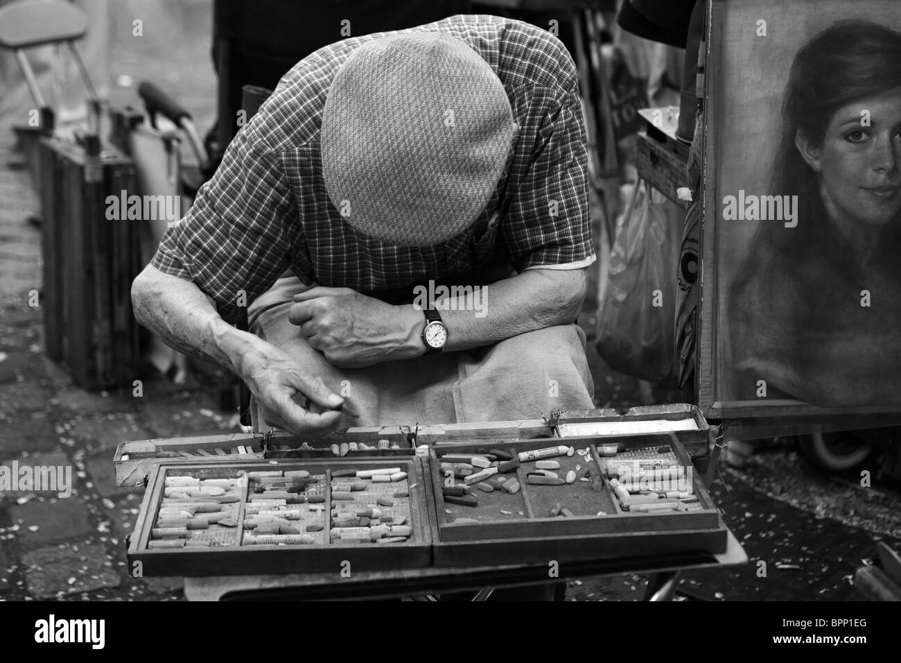 Anziani artista di Montmartre, a Parigi, Francia. Foto Stock