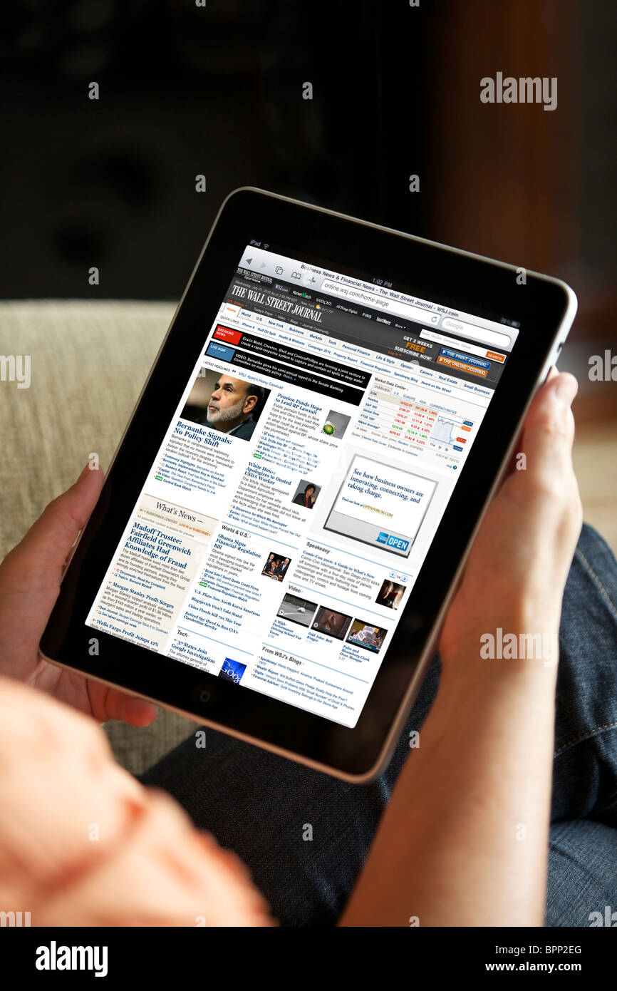 In prossimità di una donna lettura Wall Street Journal online news da un iPad Foto Stock