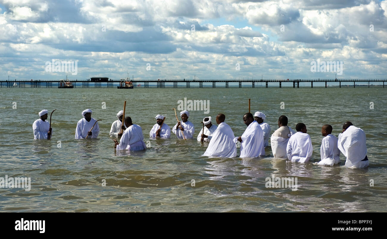 I membri degli apostoli della Chiesa Muchinjikwa effettuando un battesimo nell'estuario del Tamigi a Southend. Foto Stock