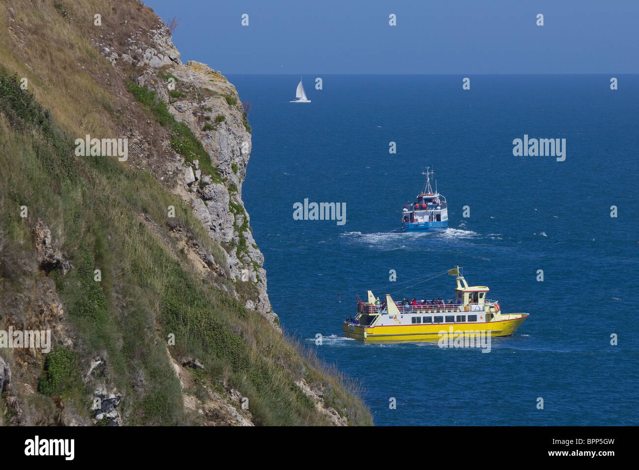 Tour barche lungo la Jurassic Coast sito patrimonio mondiale vicino a Dancing Ledge, Dorset, Regno Unito. Foto Stock