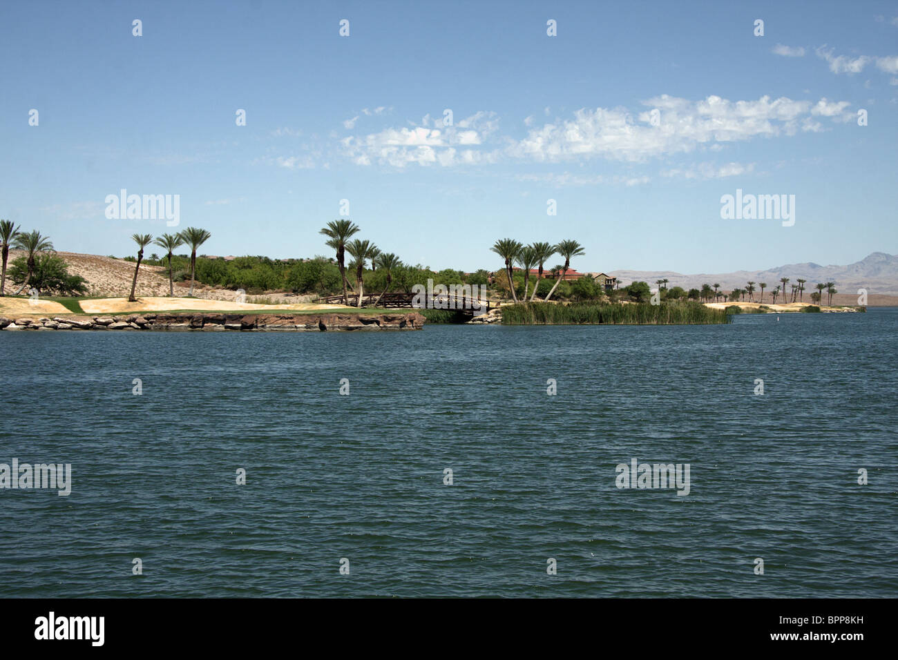 Lago con Riva e case Foto Stock