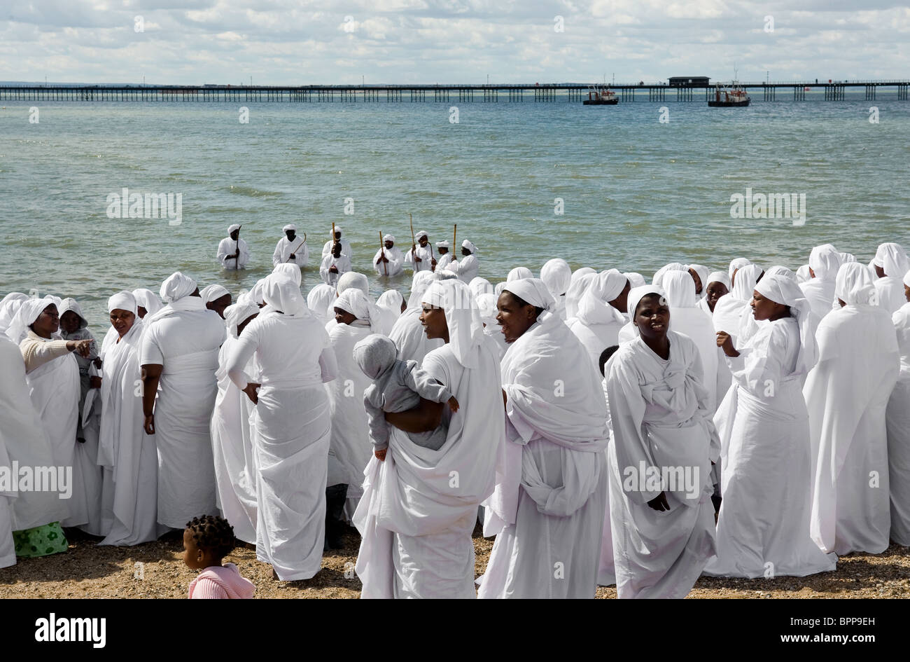I membri degli apostoli della Chiesa Muchinjikwa effettuando un battesimo nell'estuario del Tamigi a Southend. Foto Stock