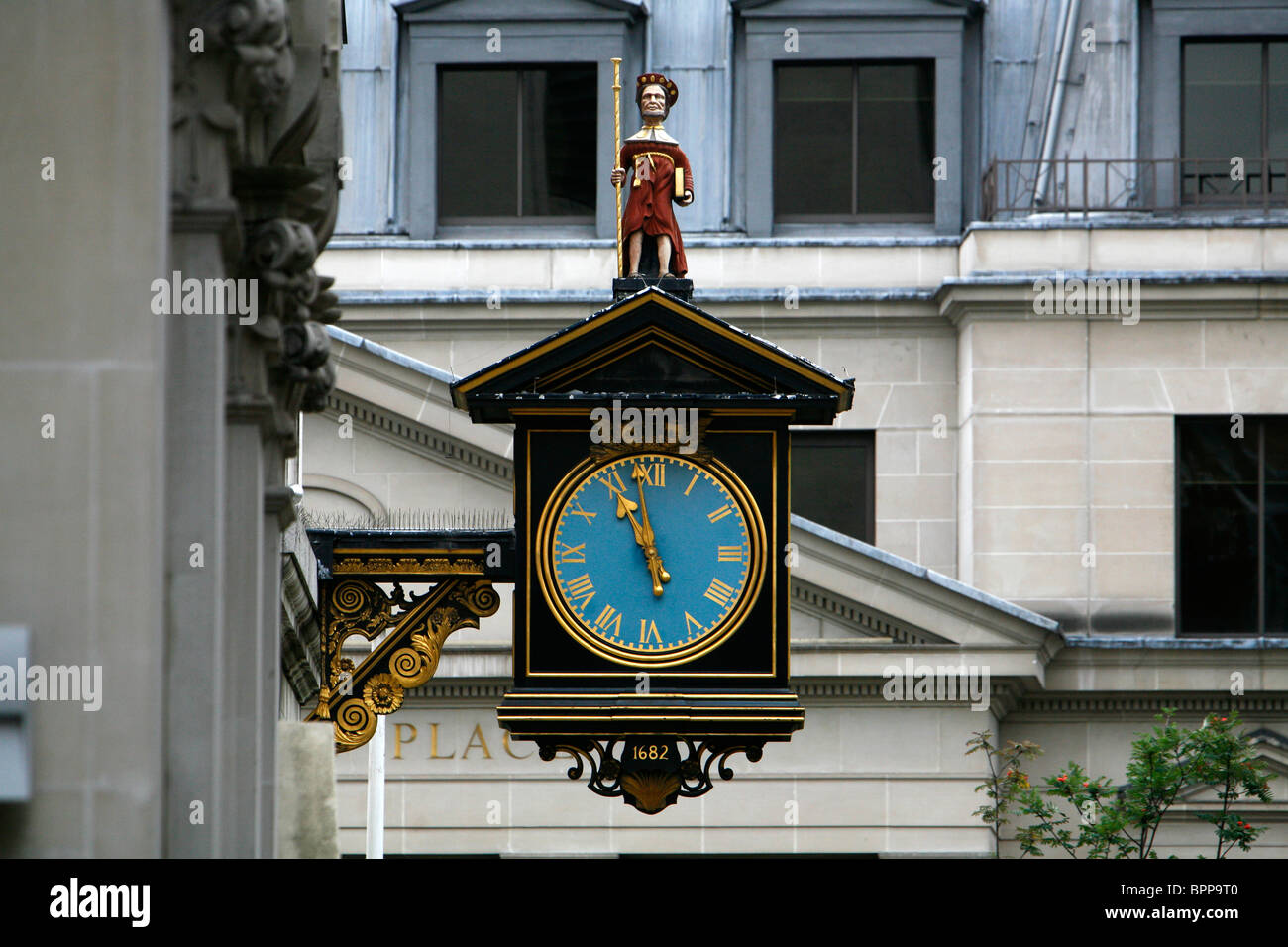 La scultura di San Giacomo sorge sulla sommità di una torre con un orologio di St James Garlickhythe chiesa, Garlick Hill, città di Londra, Regno Unito Foto Stock