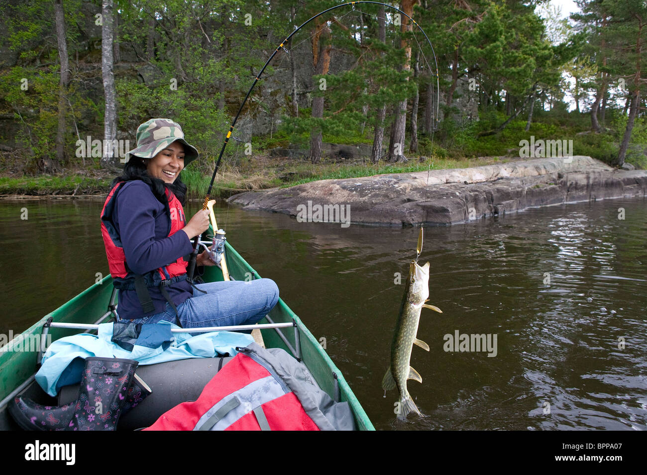 Zizza Gordon con un luccio del nord, Esox lucius, catturati nel lago Vansjø in Østfold, Norvegia. Foto Stock