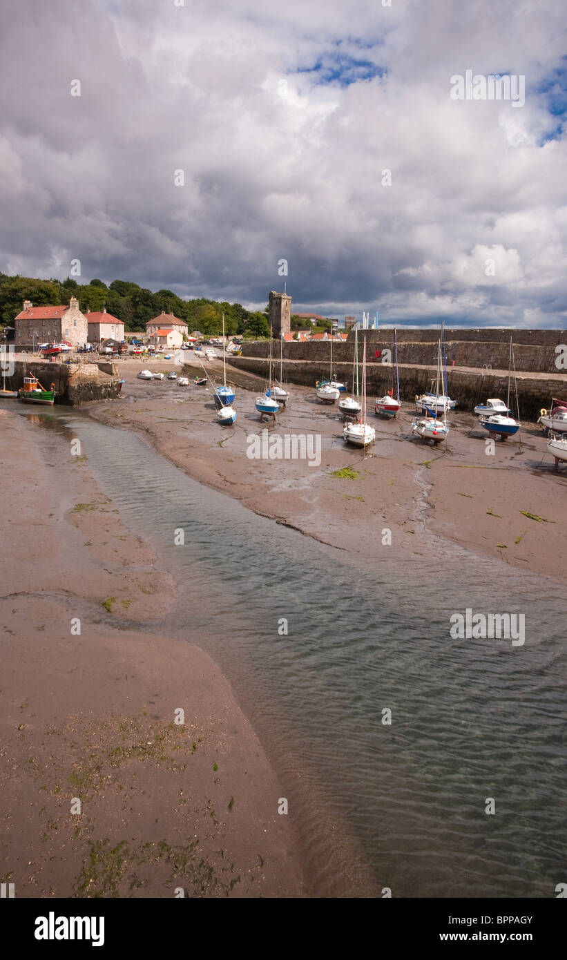 La sonnolenta porto nella città di Dysart sulla costa di Fife, Scozia Foto Stock