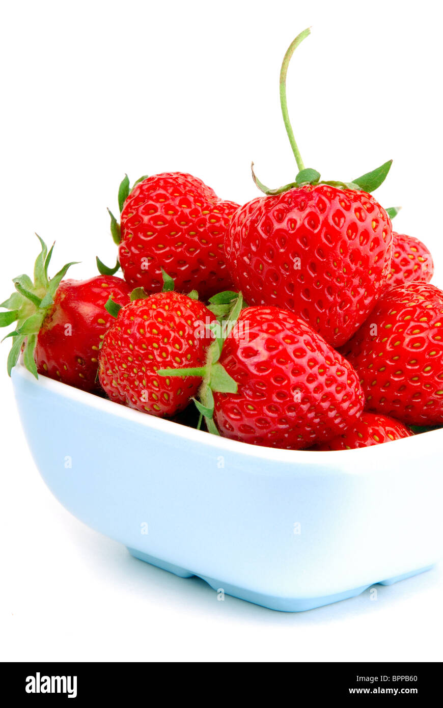 Vaso blu pieno di fresche Fragole dolci, isolato su bianco Foto Stock