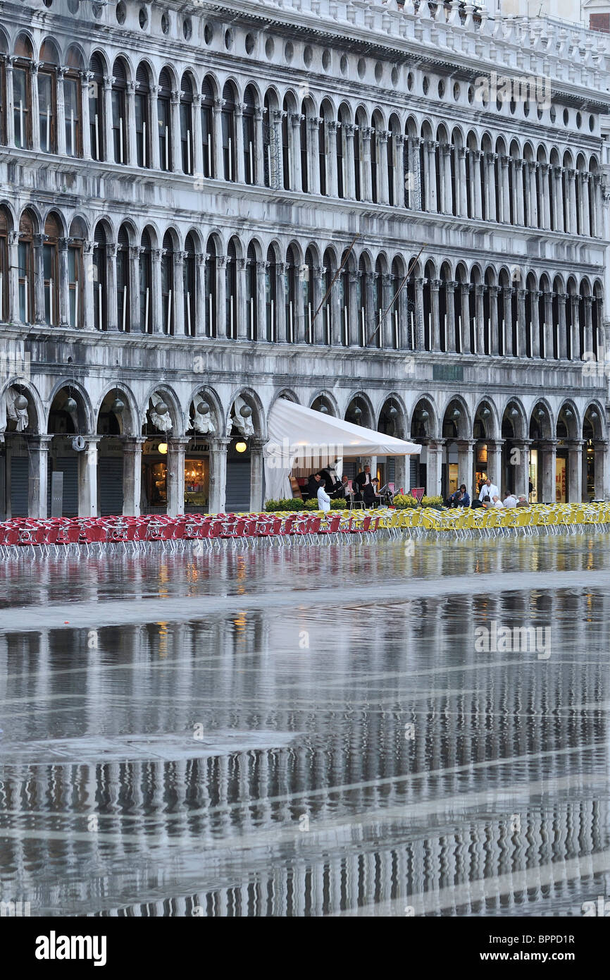 Venezia. L'Italia. Acqua alta in Piazza San Marco. Foto Stock
