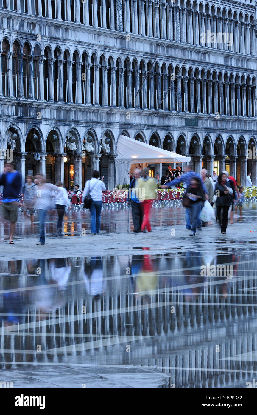 Venezia. L'Italia. Acqua alta in Piazza San Marco. Inondazioni su Piazza San Marco. Foto Stock