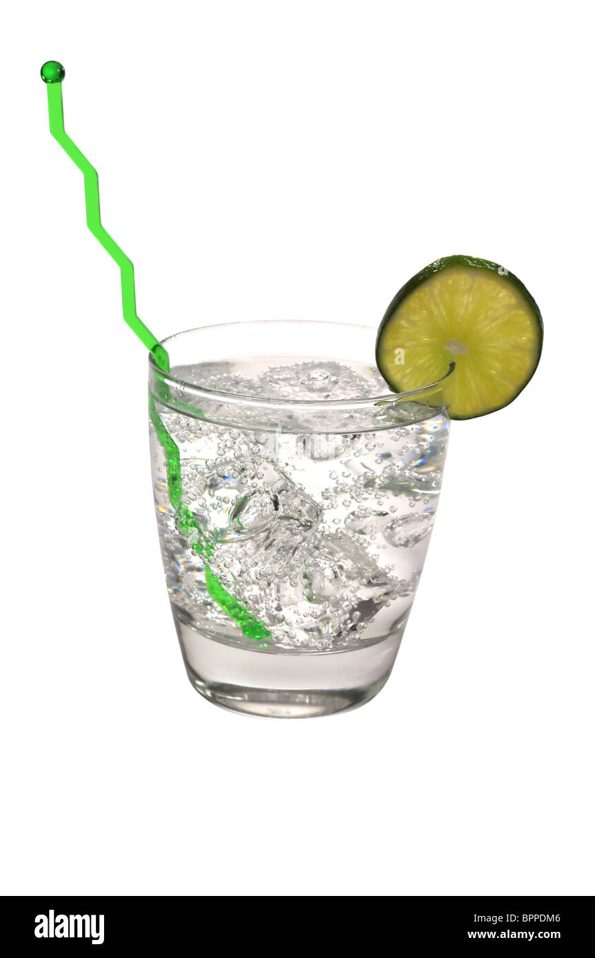 Gin Tonic con calce e swizzle stick. Isolato su sfondo bianco con percorso di clipping. Foto Stock