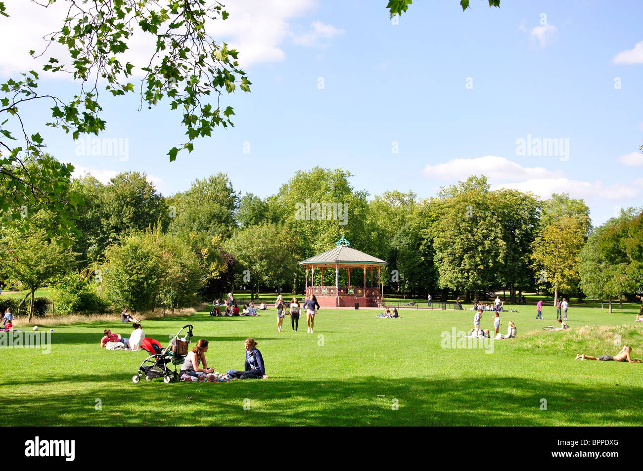Il bandstand, Queen's Park, London Borough of Brent, Greater London, England, Regno Unito Foto Stock