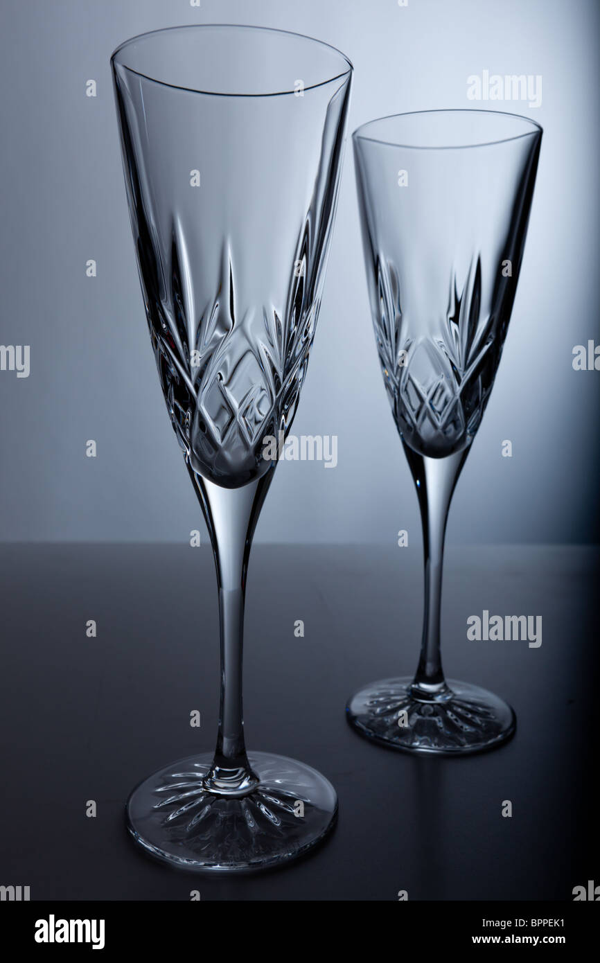 Due crystal champagne flauti shot in studio su uno sfondo semplice Foto Stock