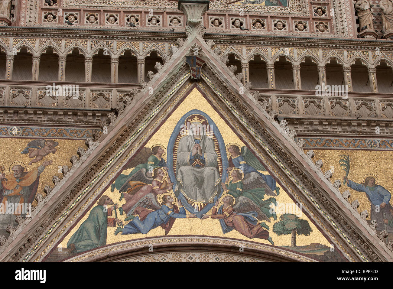 Assunzione di Maria, progettata da Giovanni di Buccio Leonardelli nel 1366 sulla facciata del duomo di Orvieto in Italia Foto Stock