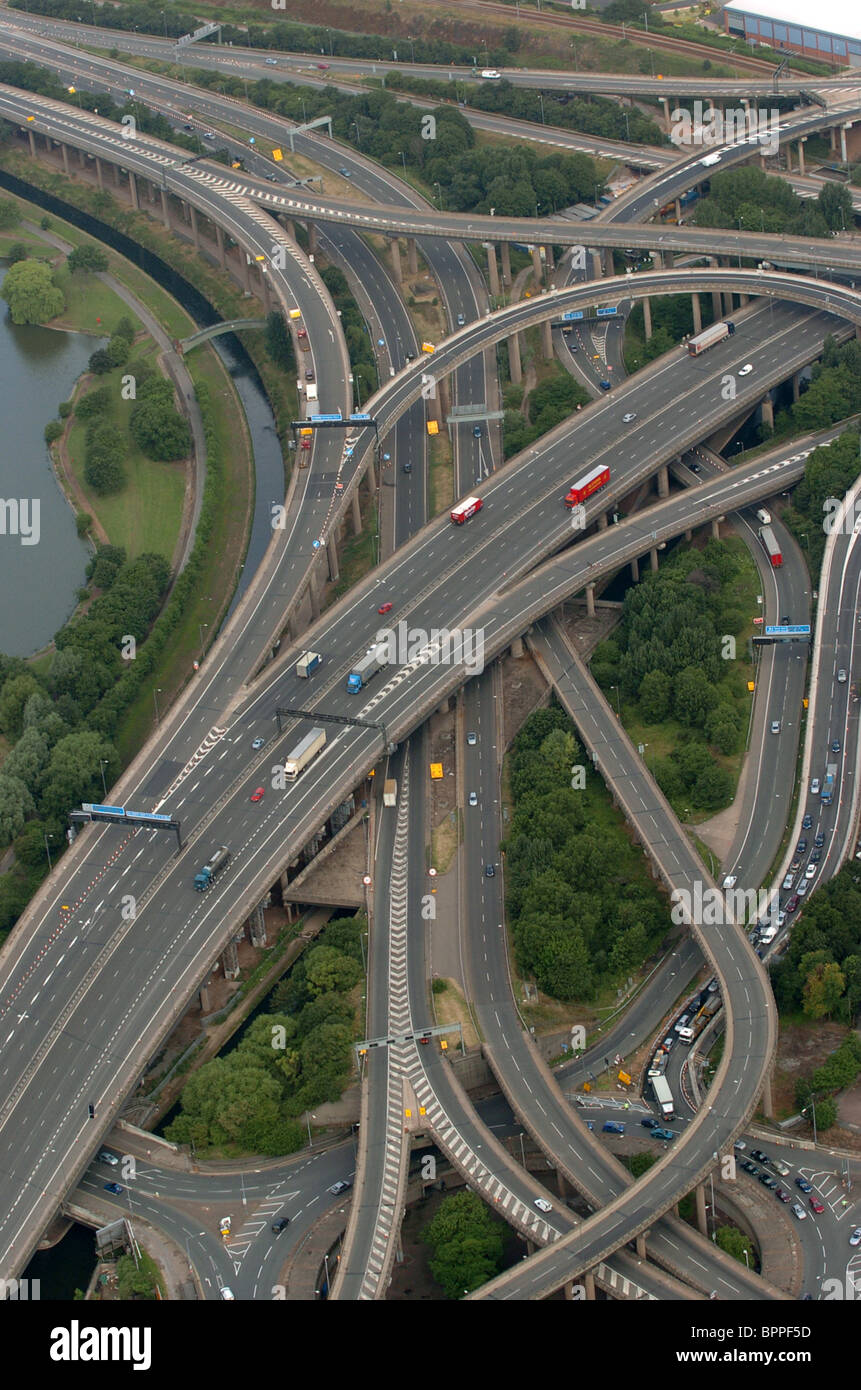 Vista aerea dello svincolo di Spaghetti sull'autostrada M6 Birmingham Inghilterra. M6 autostrade intersezione aereo sezione elevata strada autostrada Gran Bretagna UK Foto Stock