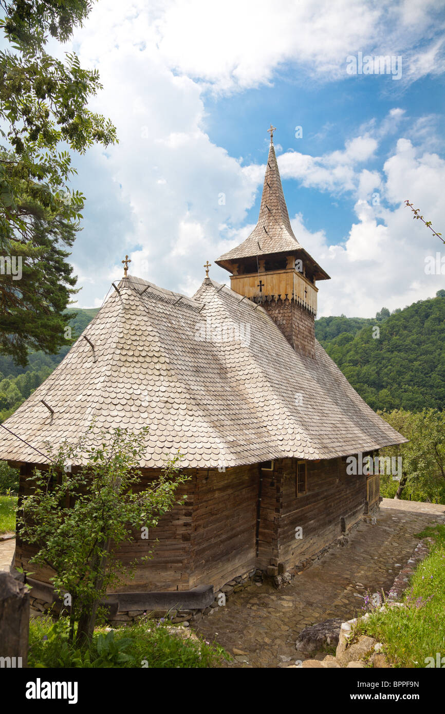 Sub Piatra chiesa in legno nella contea di Alba, Romania. Foto Stock