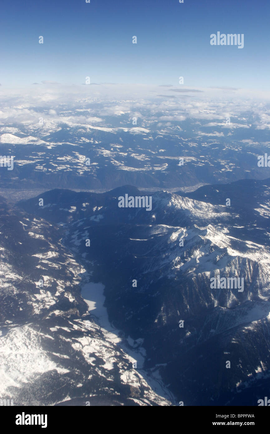La montagna delle Alpi vedere dall'aria coperte di neve Foto Stock