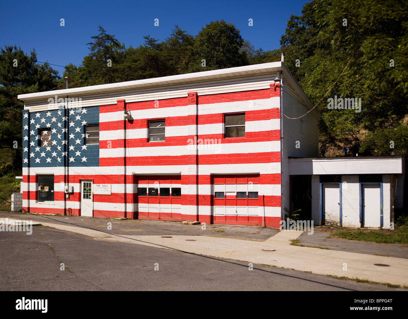 Bandiera americana dipinta sulla parte anteriore del vecchio edificio - West Virginia, USA Foto Stock