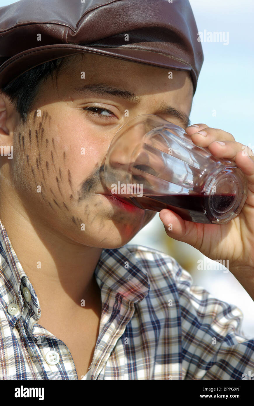 Feste tradizionali dello Spirito Santo a Ponta Delgada, isola di São Miguel, Azzorre, Portogallo, con la gente del posto in costumi vivaci, musicisti e ballerini folcloristici Foto Stock
