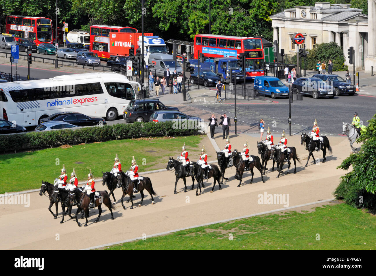 Vista aerea da sopra guardando giù su Hyde Park Corner bivio cavalli e soldati di cavalleria di uso domestico sul modo di cambio della guardia Londra Inghilterra REGNO UNITO Foto Stock