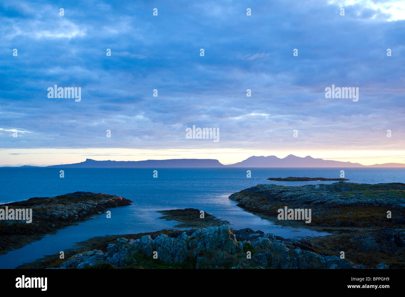 In tarda serata la illuminazione di Eigg e rum dalla terraferma scozzese. Foto Stock