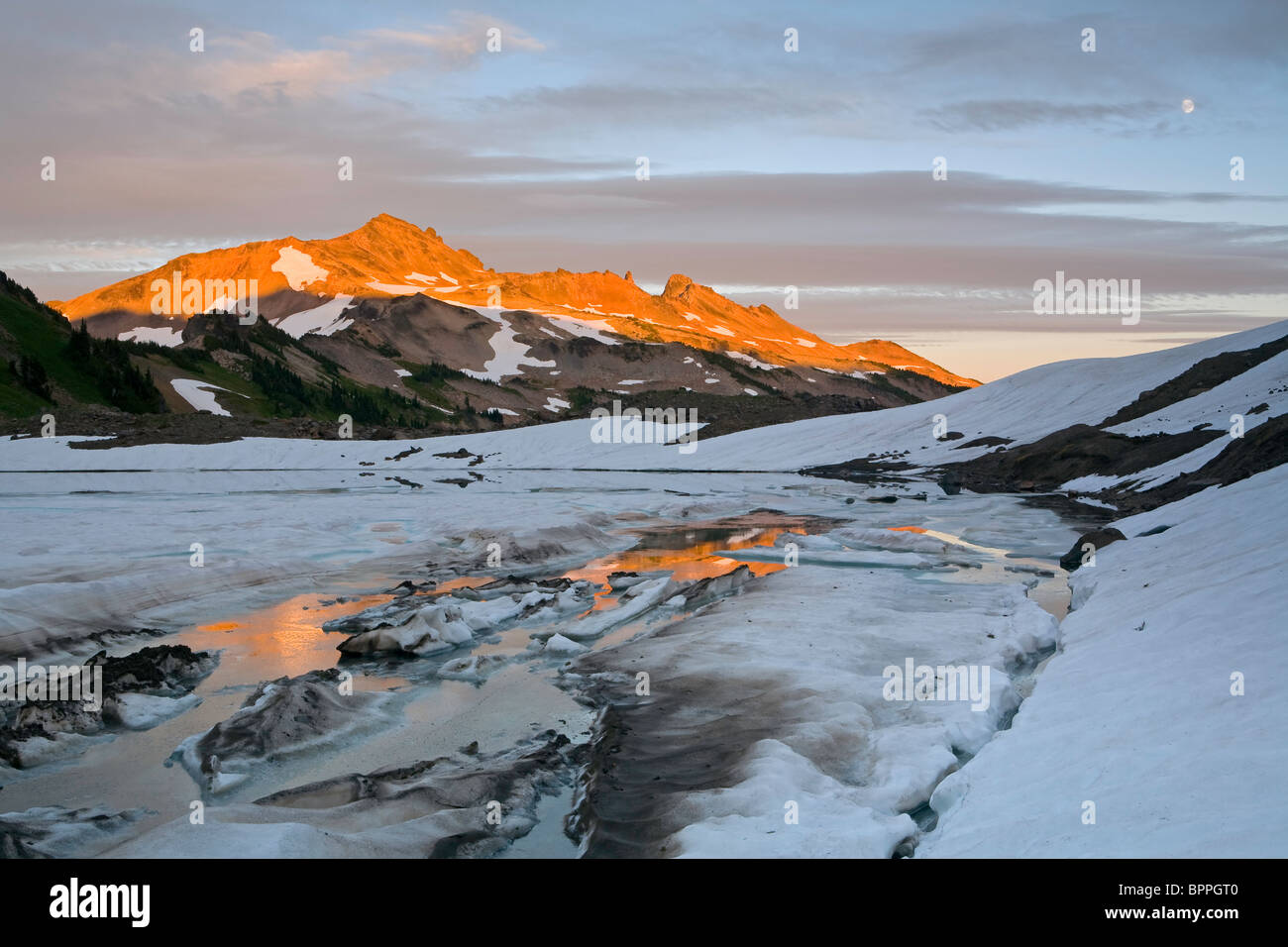 Vista della vecchia montagna innevata dal lago di capra nelle rocce di capra deserto, Washington, Stati Uniti d'America Foto Stock