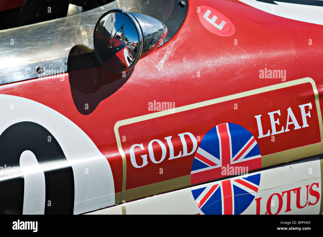 Cockpit e specchietto laterale su una foglia oro Lotus 59 Race Car nel paddock di Oulton Park Motor Racing circuito Cheshire England Regno Unito Foto Stock