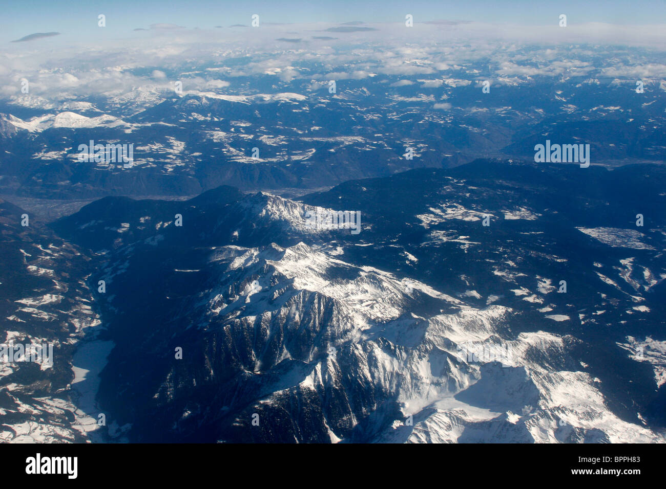 La montagna delle Alpi vedere dall'aria coperte di neve Foto Stock