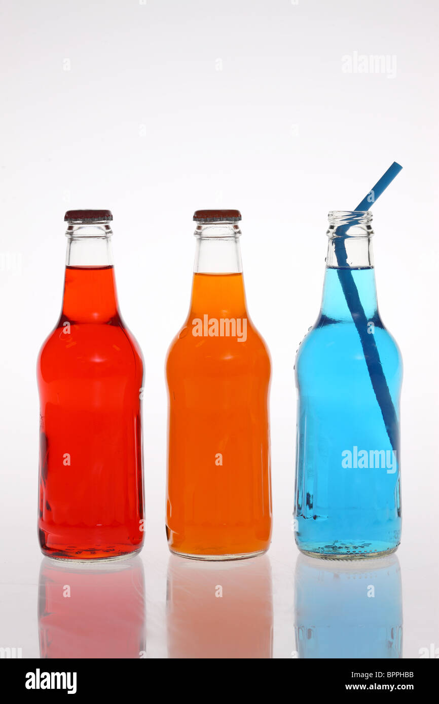 Bottiglie di soda colorate Foto Stock